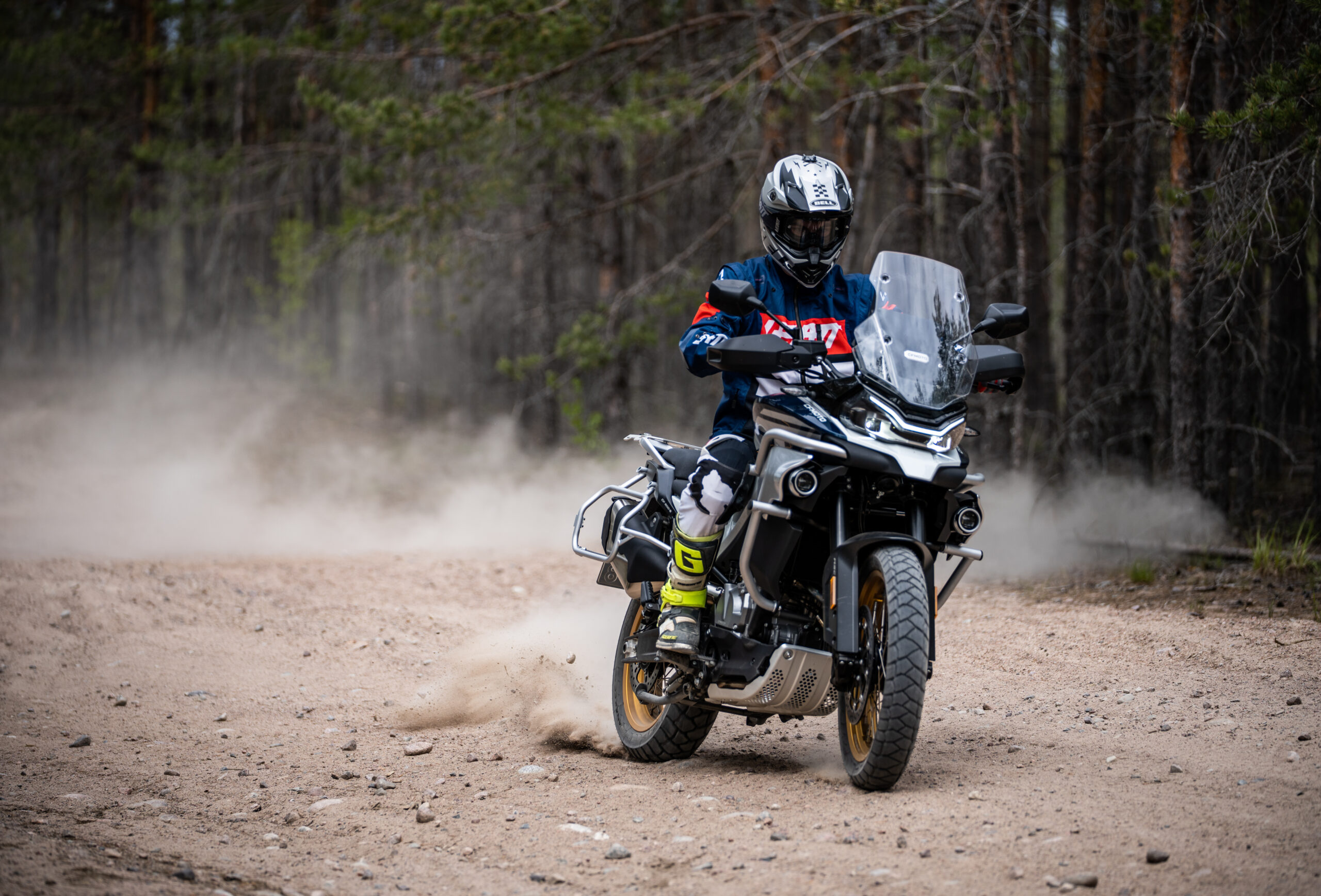 картинка CFMOTO 800MT Исследователь (800MT Explore) 