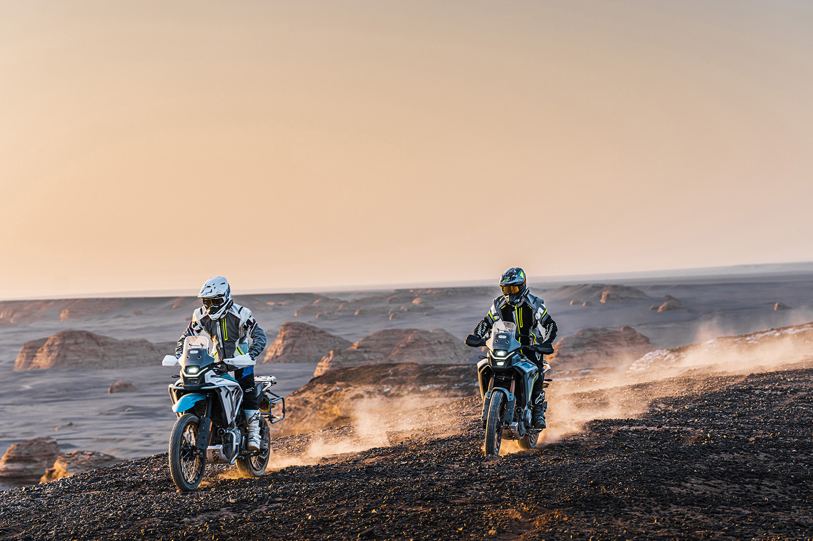 картинка CFMOTO 450MT Турист (450MT Touring) 