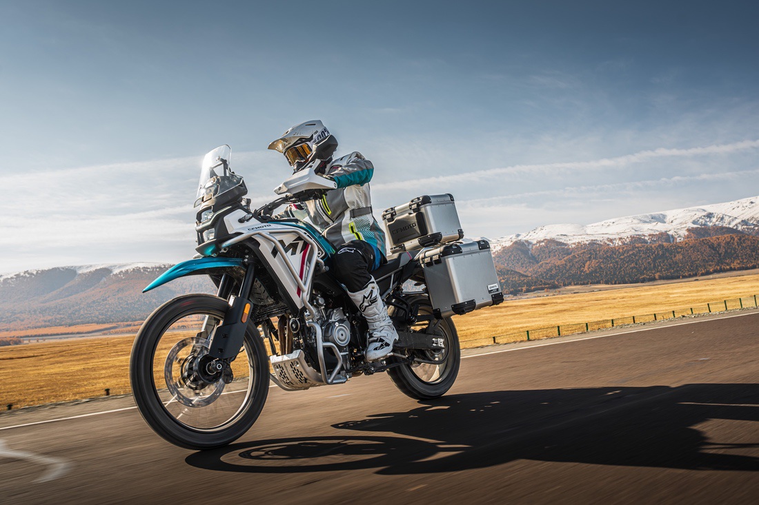 картинка CFMOTO 450MT Турист (450MT Touring) 
